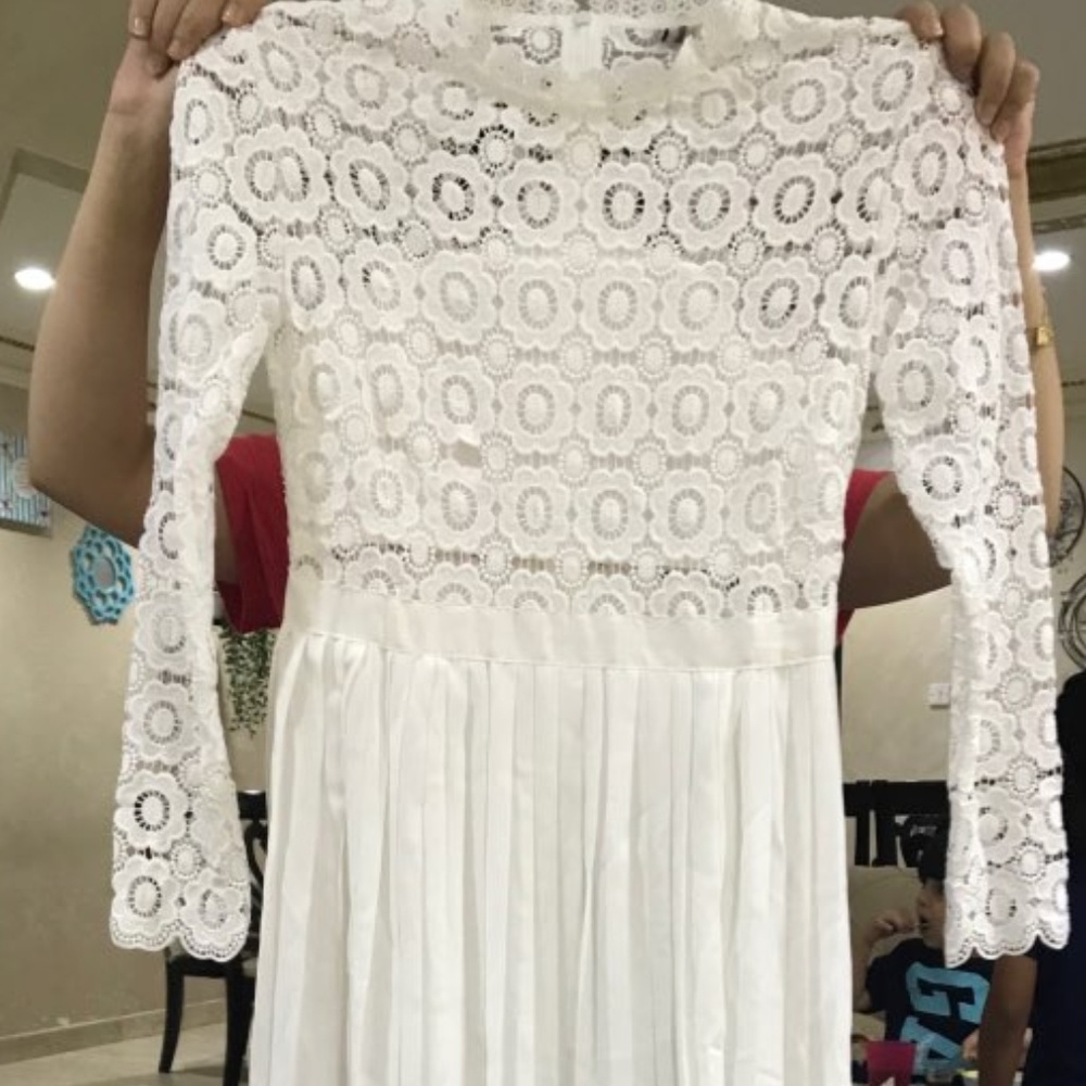 Kate Middleton PLEATED CROCHET MAXI DRESS - Picture 3 of 7